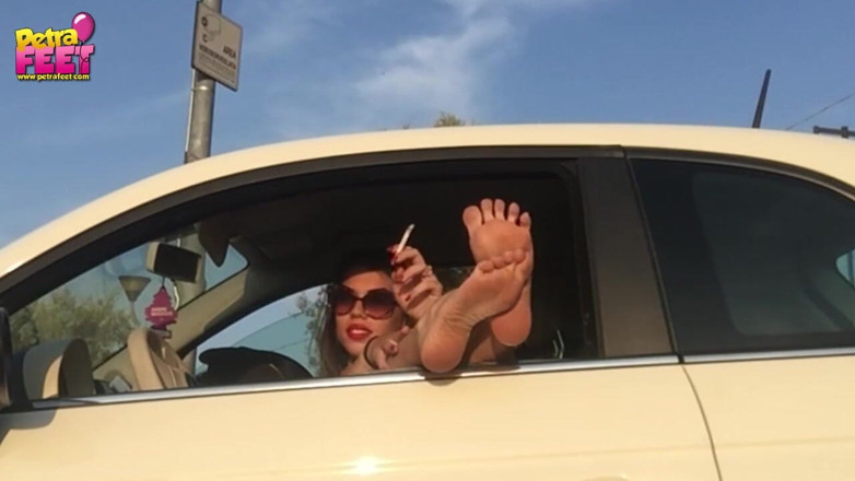 Smokin Fetish: Fußfetisch im auto mit heißem teen