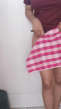그녀의 머리를 청소하는 시누이를 붙잡고 치마를 청소하다