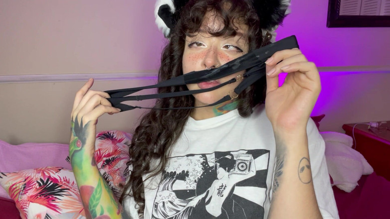 Pedazodchicle: Cheira minha calcinha suja comigo