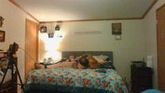 Satin Lady: Saténová dáma nechá Jrocka hrát si s hračkami.