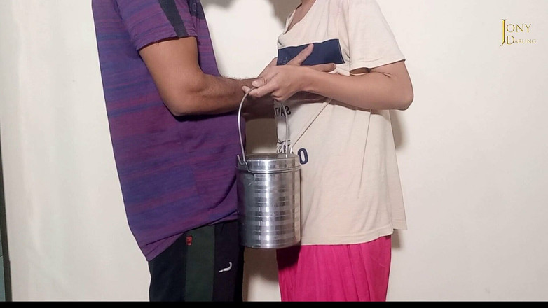 Jony Darling: 兼ミルクメイド、Jaane Fux最愛の人