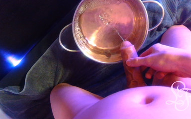 Lina Free: Đi tiểu 1,5 lít, sau đó lấp đầy tất cả vào bên trong