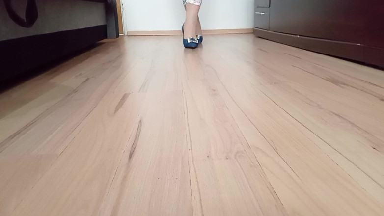 High Heels Kingdom: Crossdresser går i sexiga blå jeans spetsiga tinga höga klackar...