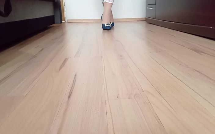 High Heels Kingdom: Crossdresser Spacery w seksownych niebieskich dżinsach spiczasty toe wysokie obcasy...