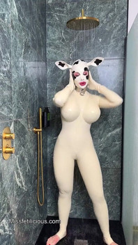 Vacă din latex se dezbracă la duș