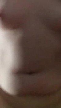 La scopo mentre suo marito ci guarda in videochiamata - Eiaculamo allo stesso tempo