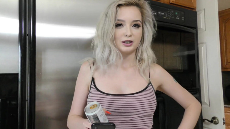 Perv Milfs n Teens: น่ารักผมทอง Lexi Lore อ้อนขอเลียตูดพ่อเลี้ยง