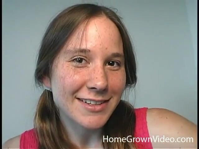 Homegrown Video: Alexia spritzte in ihre haarige muschi