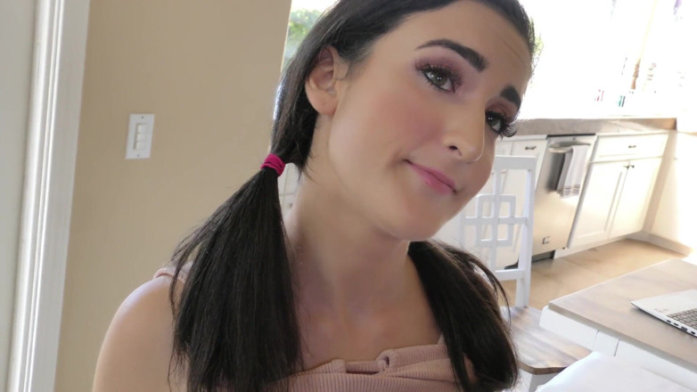Perv Milfs n Teens: Lyra lockhart的继父被两根手指插菊花