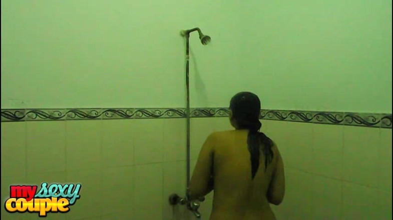 Desi Couple Sunny & Sonia: Desi moglie che fa la doccia dopo il sesso