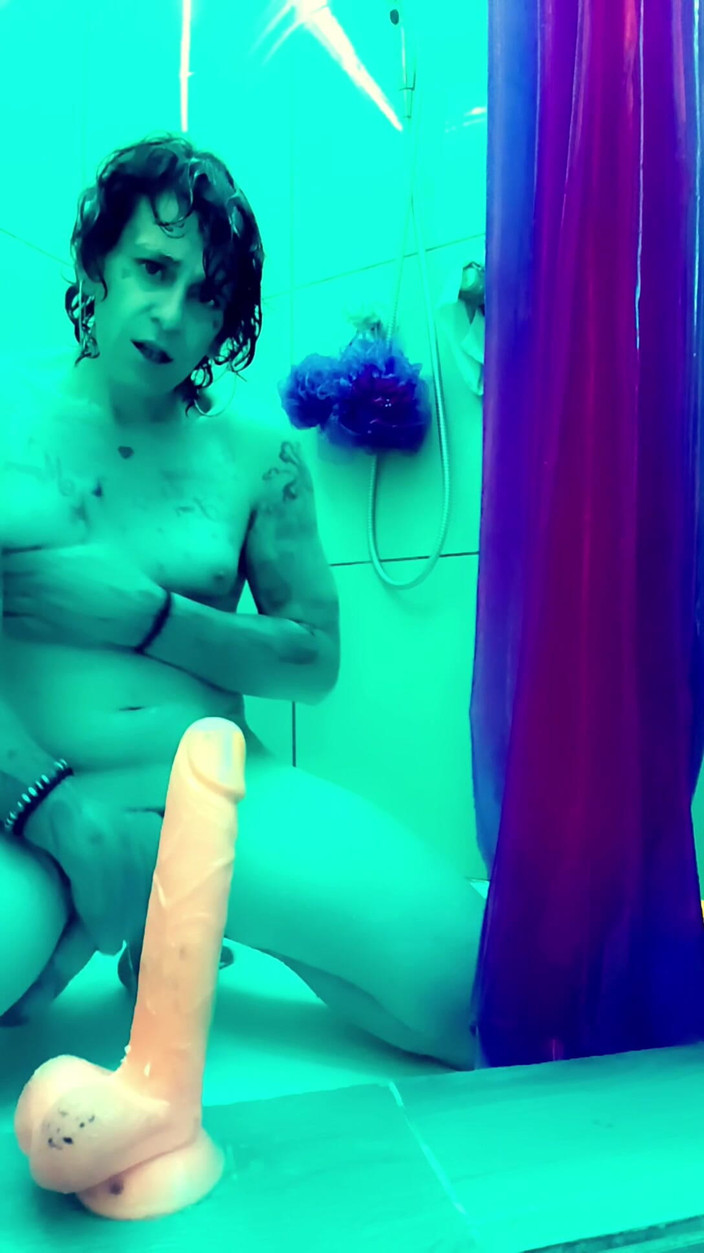 Chikgotadik: Dildo ve sprše, Wap Sledujte, jak jezdím na mém robertku úplně...