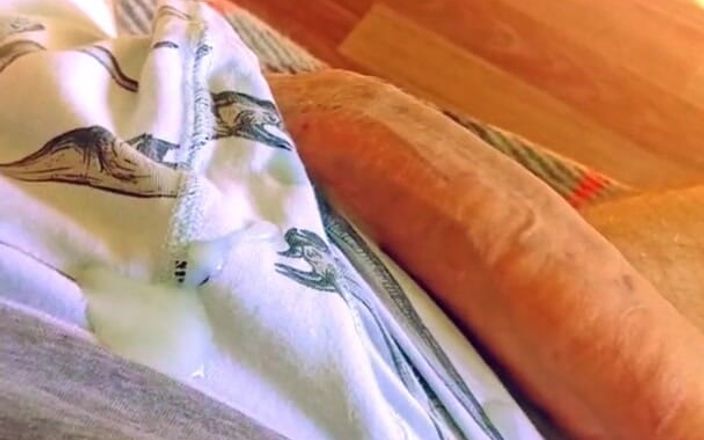 ACoupleOfGuys: Mângâindu-mi pula uriașă necircumcisă după un antrenament cu spermă masivă!