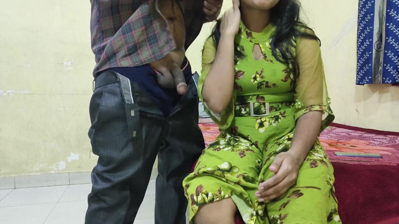 Mumbai Ashu: เดสี ลูกสาวกำลังดูมือถืออยู่ พอพี่ชายเดินมาจากด้านหลังแล้วเย็ดเลย เสียงไทย