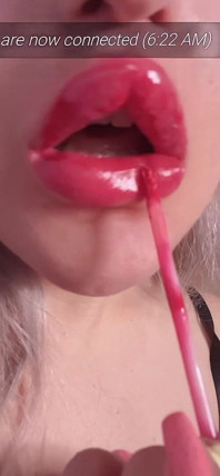 Gloss di rossetto rosso è seducente