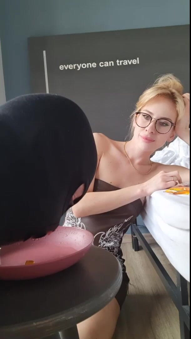 Czech Ladies: Hij drinkt en likt mijn plas en eet snoepjes met...