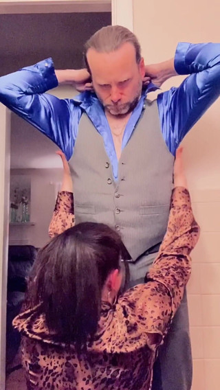 Satin Fetish King: Niebiesko-czarny satynowy milf jebanie n ssie sesję!