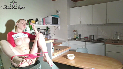 Kiara Night: Sexy holka si honí láhev - intenzivní orgasmus