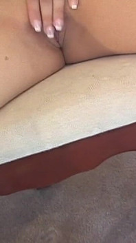美しい18歳のブルネットがテーブルで犯される