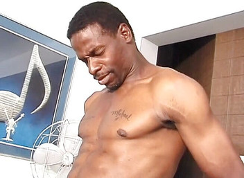 Bareback TV: Fusto nero sbatte ragazzo bianco in cucina