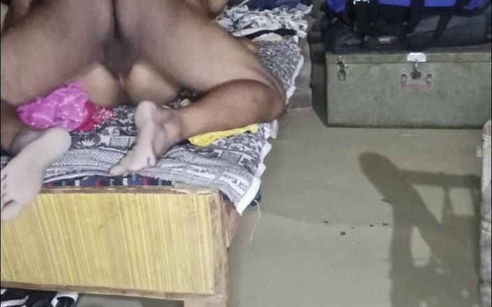 Nightqueen---7838: Bhabhi Ji m’a sorti et a commencé à le caresser puis...