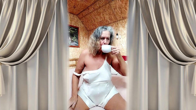 Lukerya: 온라인에서 유쾌하게 채팅하는 핫한 주부 Lukerya