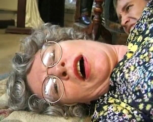 German's Fat and Old Ladies: Sperma-etende Duitse oma speelt graag met een grote pik