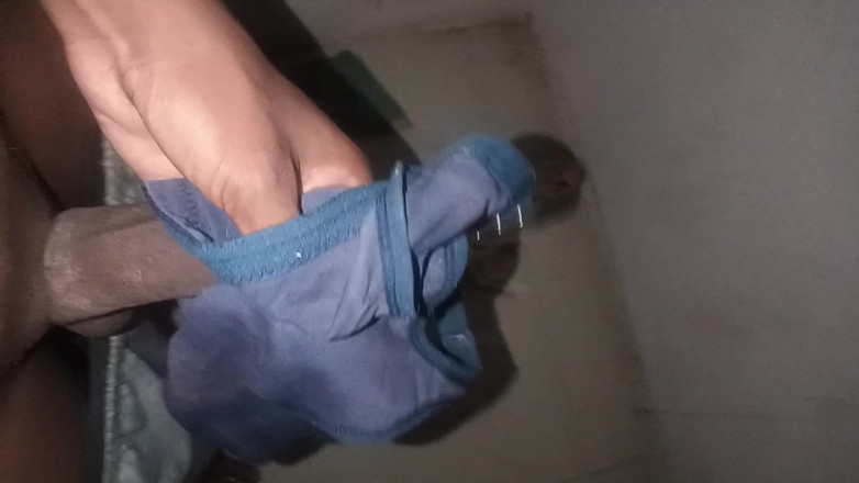 Aniketgod: Desi boy bh-fetisch wichsen Schnüffeln und bhs solo tragen