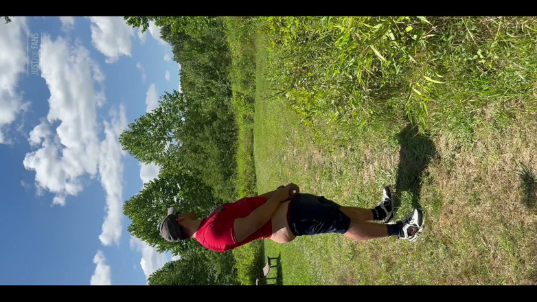 mascbeef95: Halber Strip und pissen im Park nach einem langen Arbeitstag