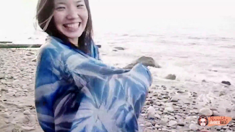 Naughty Japanese Girls: Bir plajda soyunmak Asyalı hatun için çok büyük bir dönüş