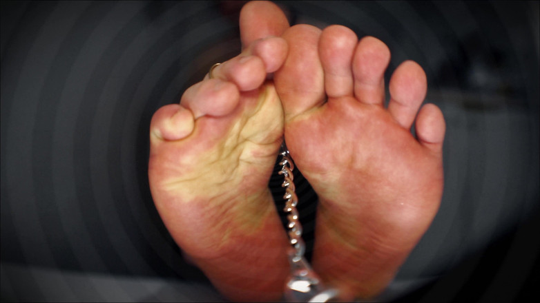 CashmasterAngel: 주인의 발에 묶인