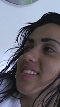 Due MILfs bagnate condividono uno stallone fortunato
