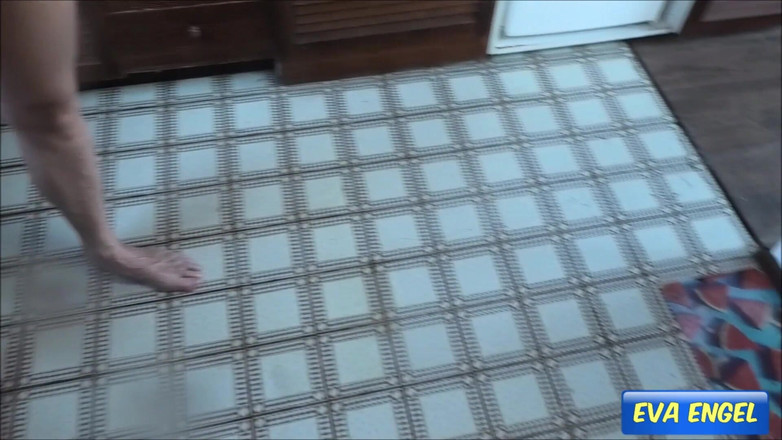 Eva Engel: Dia mahu berkongkek, tetapi saya perlu kencing...