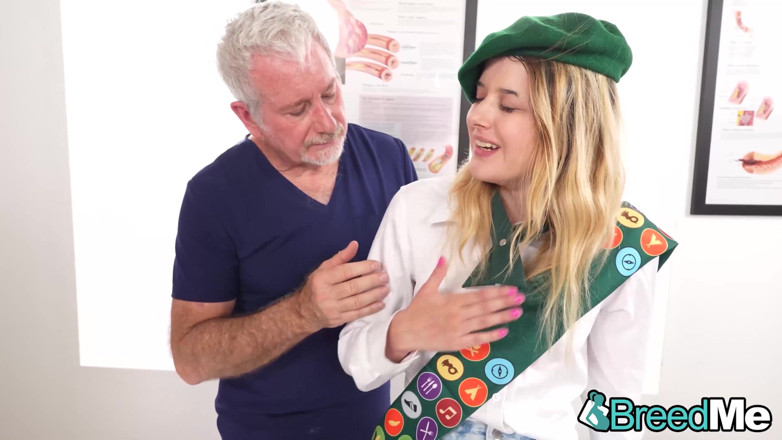 BreedMe: Doc de 68 años llena el agujero fértil de la linda...