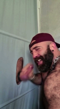 Tyler îl suge pe Jack la gaura din zid - gloryhole