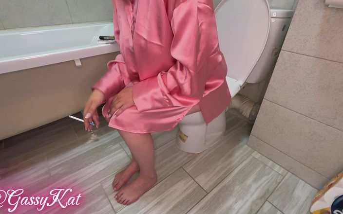 GassyKat: धूम्रपान करने वाली देवी के जोर से शौचालय पादना
