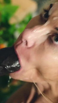 Picurare Ciel este o curvă cumkini umedă în bikini care se îneacă în sperma ta!!