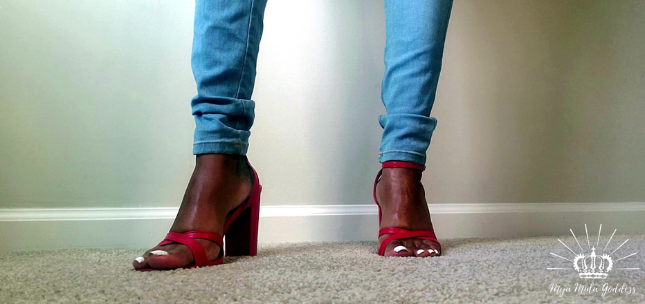 Mya Mula Goddess: Bratty Red, des chaussures se tapent les pieds