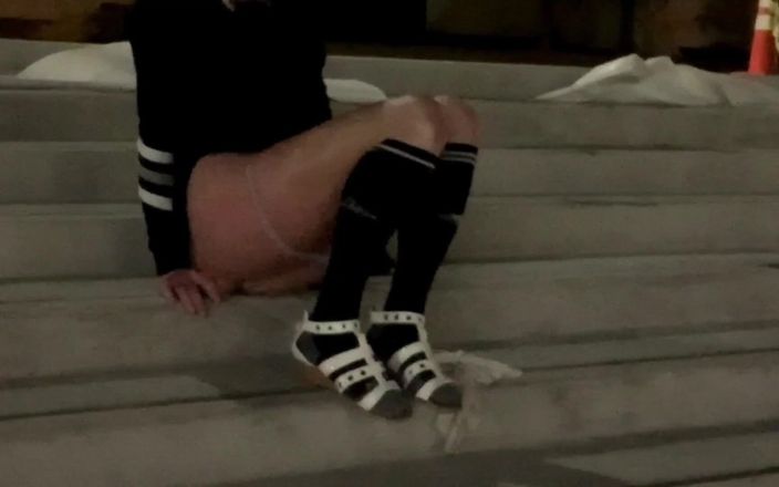 CindieLove: Cewek sange ini lagi asik muasin memeknya pakai dildo di...