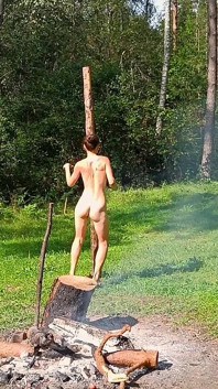 Gorąca brunetka doggystyle anal w lesie
