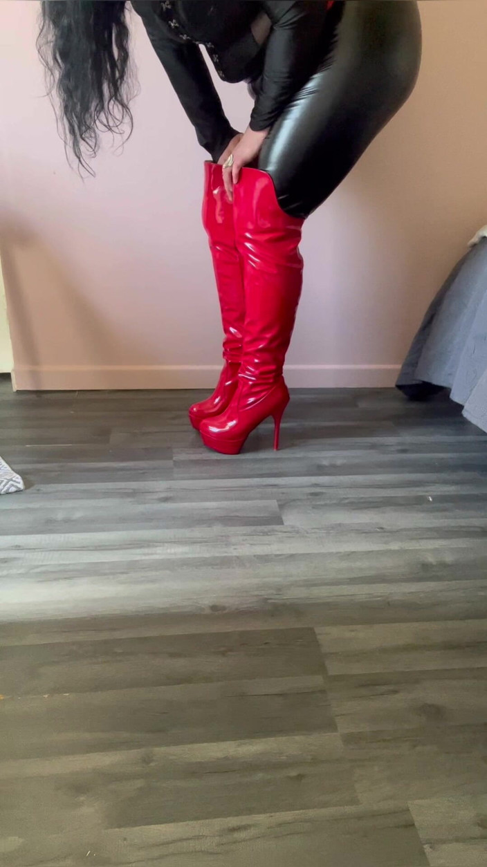 Maitresse Clara: 我全身心投入到我的大腿高靴上