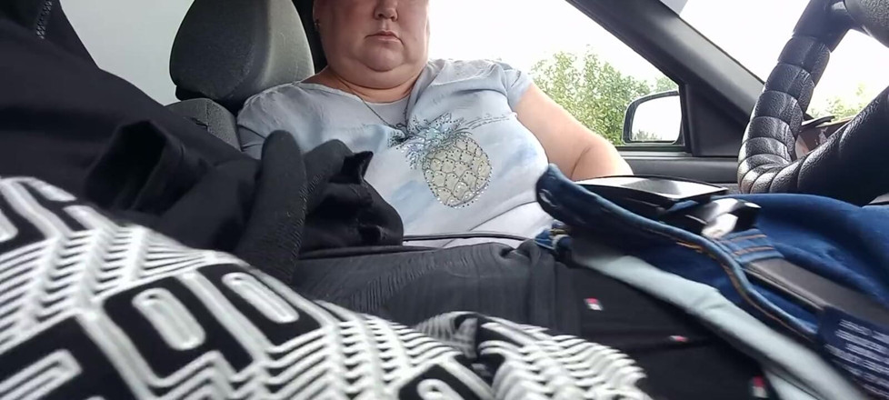 Zona901: Milf jerks off my cock in the car until I...