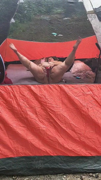 Un străin pervers merge uitându-se la această curvă Alunecare vibrator înăuntru