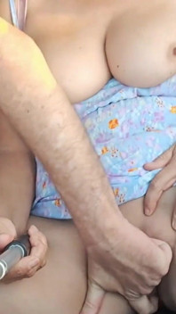 La Moglie Troia Mostra Grandi Tette All'autista Uber in Auto. Le Scopa La Figa Con Le Dita.