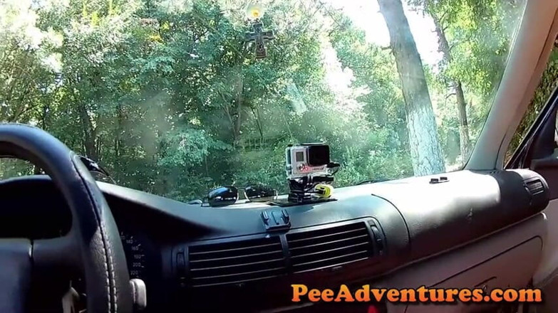 Pee Adventures: Dívka masturbuje v autě