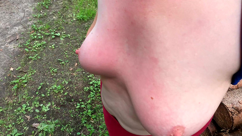 Bouncy Tits Action: Лягайте на багажник дерева своїм голим торсом
