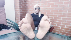 Soft Soleman: 下着で柔らかい足の底を見せる(2025年)