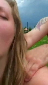 Une blonde baise sur le terrain