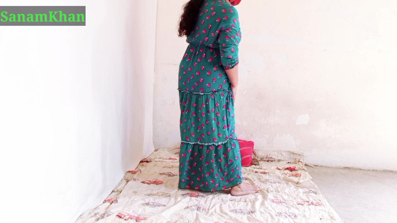 Sanamkhan: La zia pakistana si diverte con il giocattolo