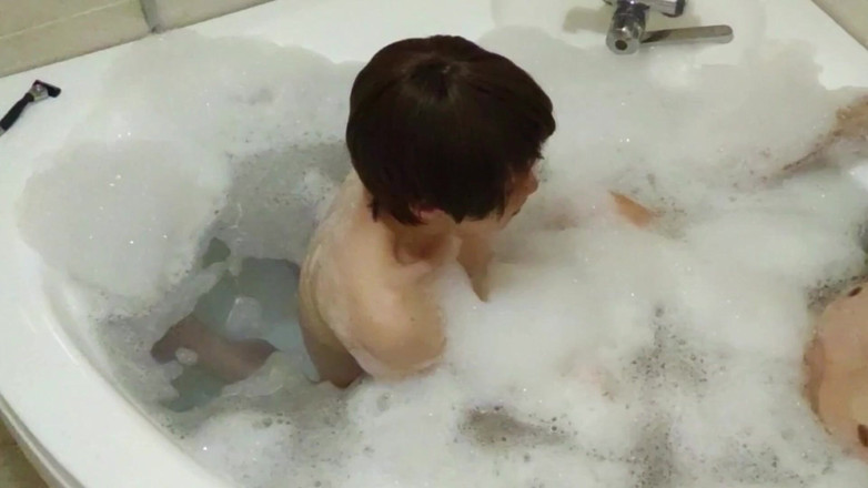 akeieroi: Flirtování ve vaně s nevěrným partnerem