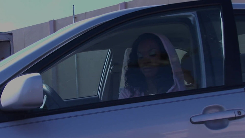 Pervy Studio: Nadržené holky s kapucí si vyjdou pro velkého černého ptáka